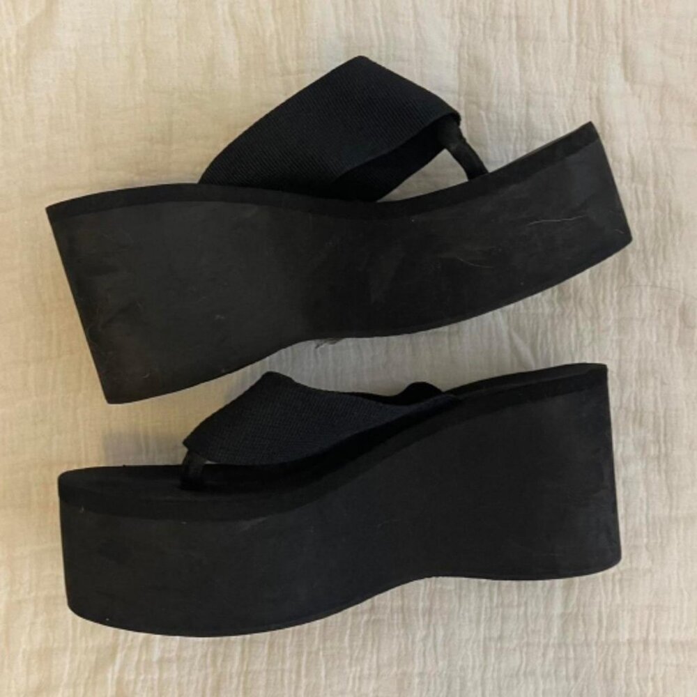 Chunky black flip flops!